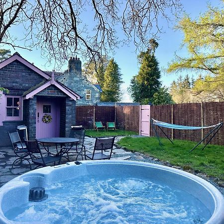 Tiny Romantic Retreat With Hot Tub On A Country Estate Near Cardigan Bay In Eryri Snowdonia Llanbedr  Exterior foto