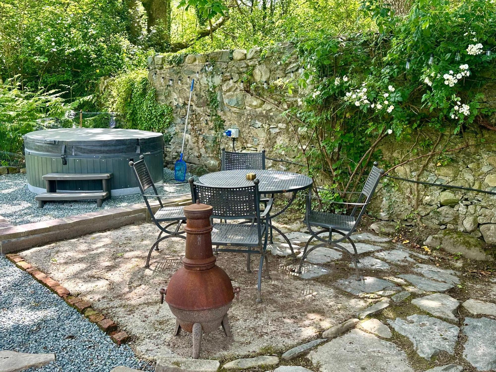 Tiny Romantic Retreat With Hot Tub On A Country Estate Near Cardigan Bay In Eryri Snowdonia Llanbedr  Exterior foto